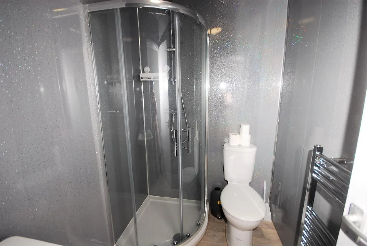 Family Holiday Home With Hot Tub & Sauna Sleeps 8 Brighton