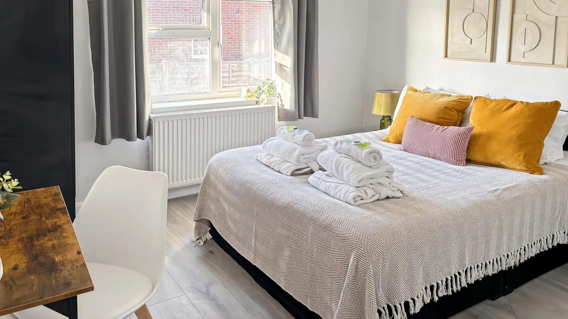 Family Holiday Home With Hot Tub & Sauna Sleeps 8 Brighton 0*,  Reino Unido