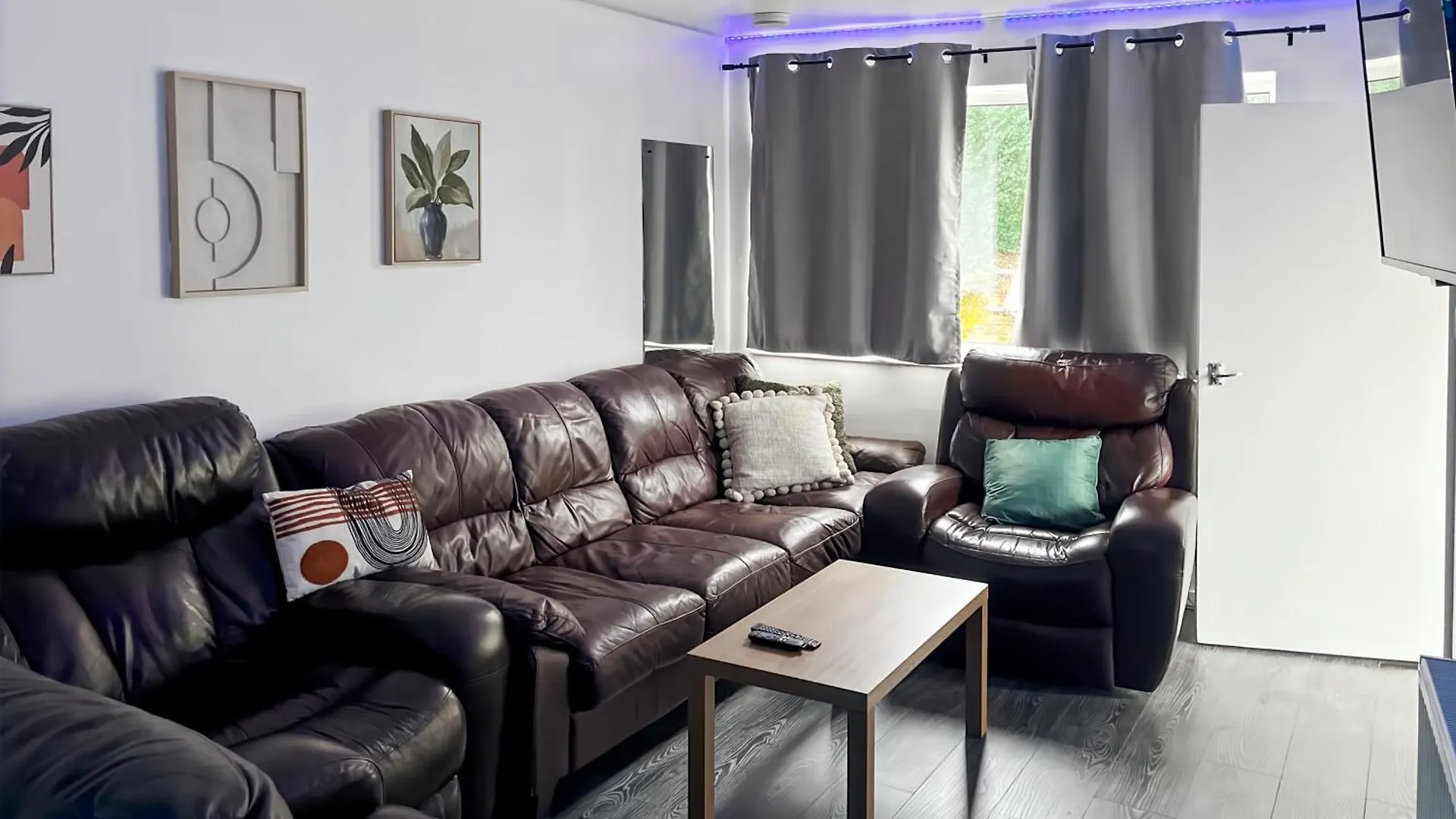 Family Holiday Home With Hot Tub & Sauna Sleeps 8 Brighton